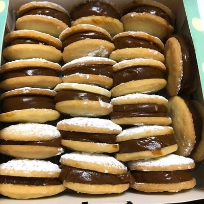 Caja de alfajores de maicena rellenos de dulce de leche
