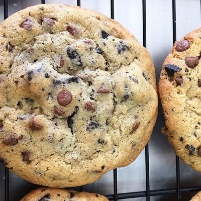 Cookies artesanales con trozos de chocolate sobre rejilla de horno