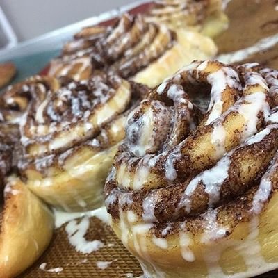 Bandeja de rollos de canela glaseados recién horneados