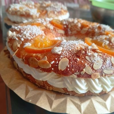 Roscón artesanal relleno de nata con naranja confitada y almendra laminada