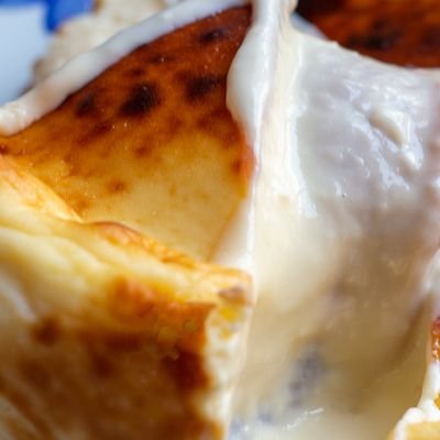 Tarta de queso artesanal cremosa recién horneada